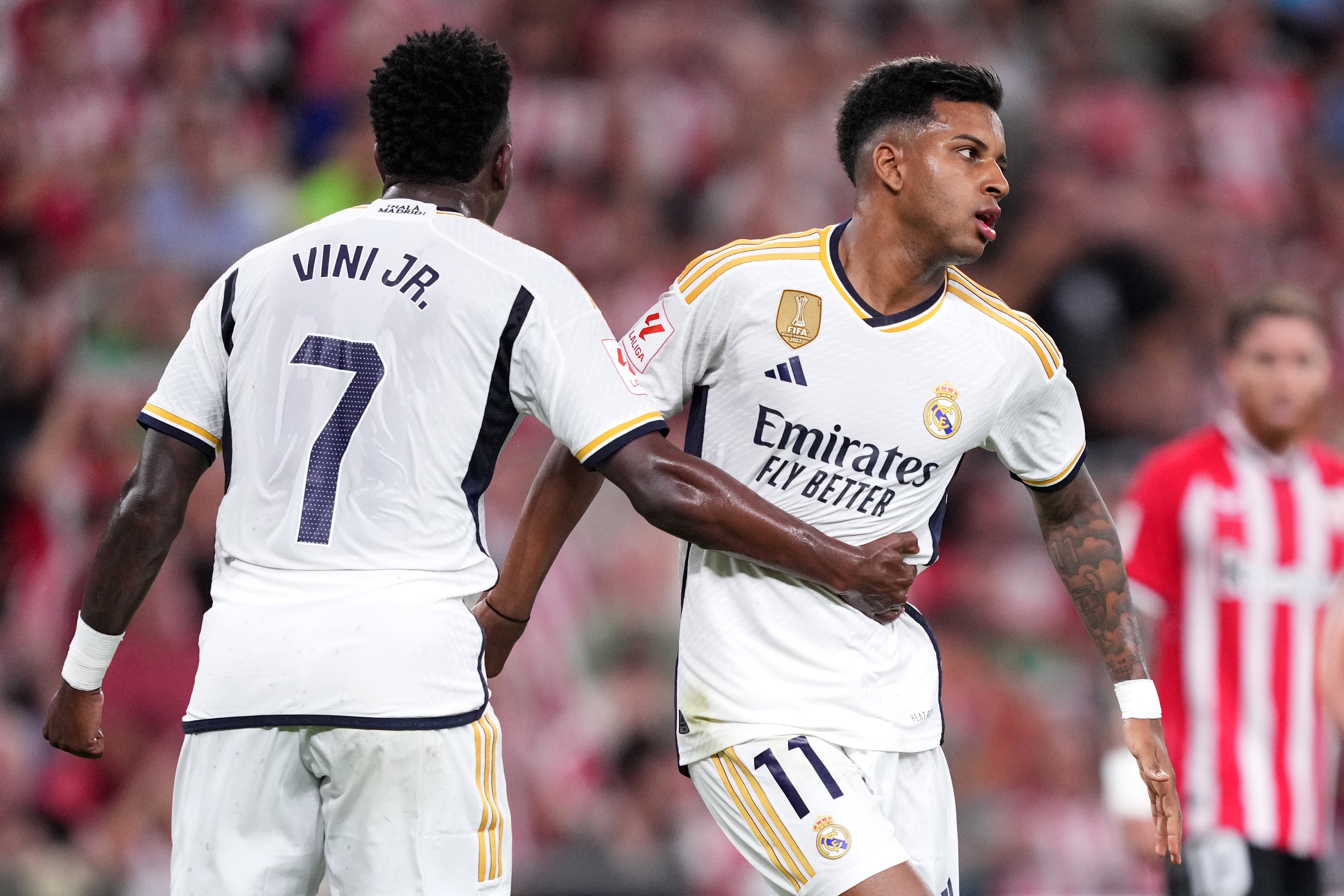 Vinicius y Rodrygo se saludan durante un partido del Real Madrid en esta temporada