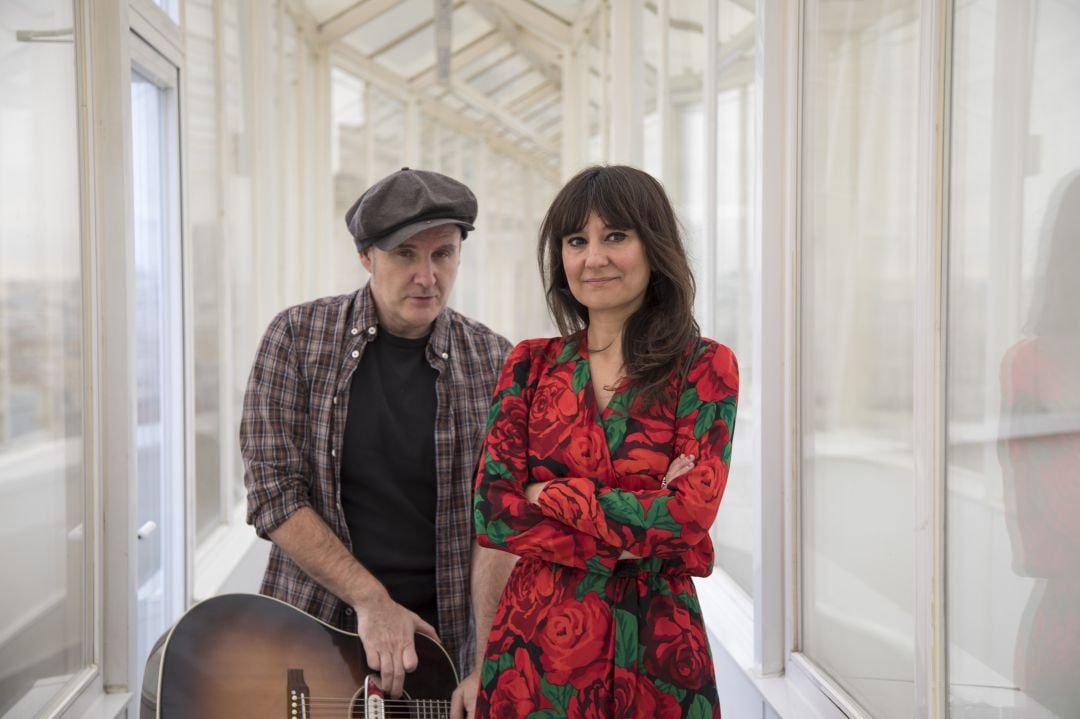 Juan Aguirre y  Eva Amaral en los estudios de la cadena SER. (Archivo)