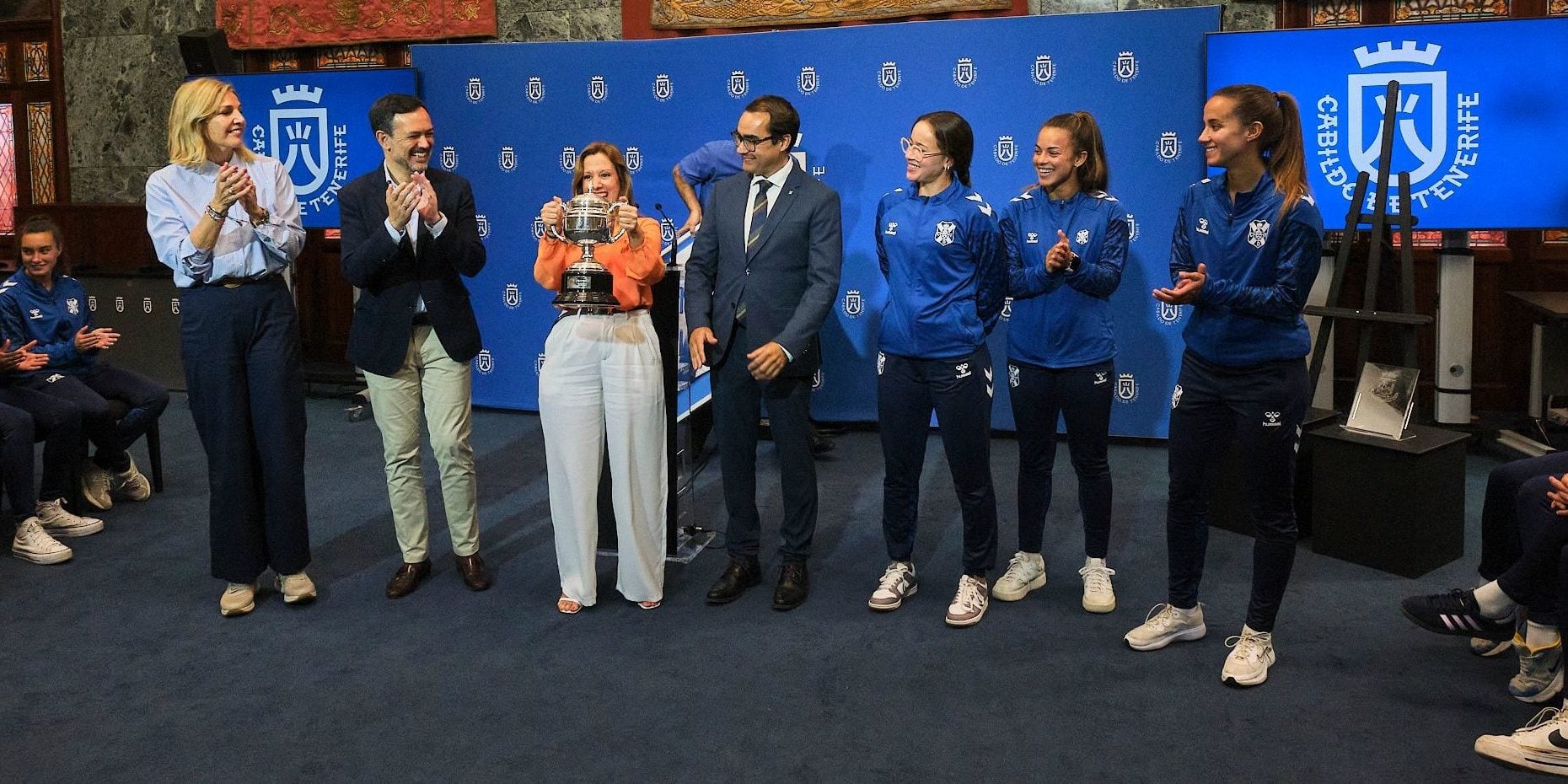 Recepción en el Salón Noble del Palacio Insular al Fundación CD Tenerife, en reconocimiento al equipo recientemente proclamado campeón del Grupo 2 de la Segunda División de fútbol femenino.