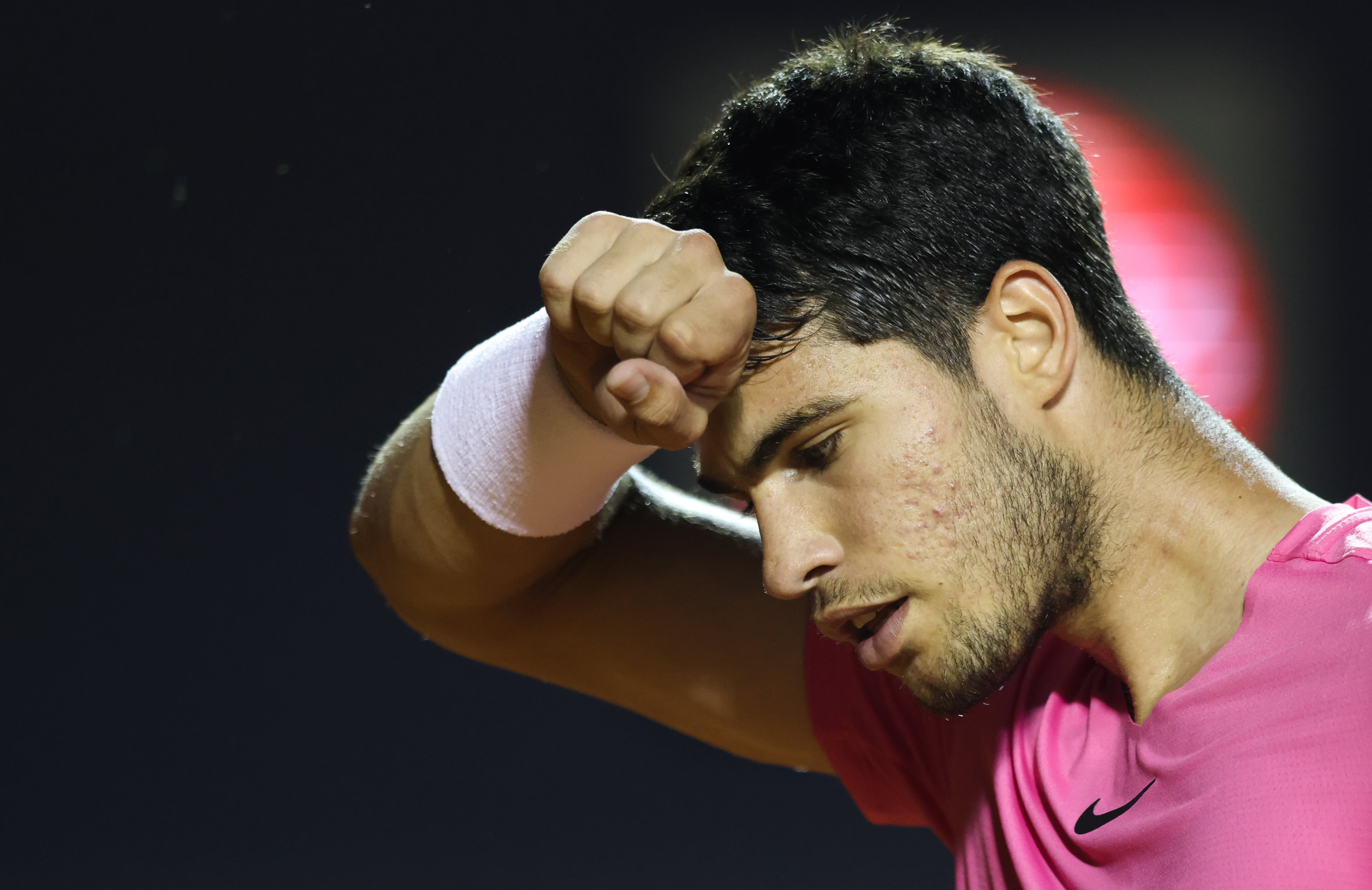 Carlos Alcaraz ante Mateus Alves en el partido de octavos del Abierto de Tenis de Río de Janeiro (Brasil).