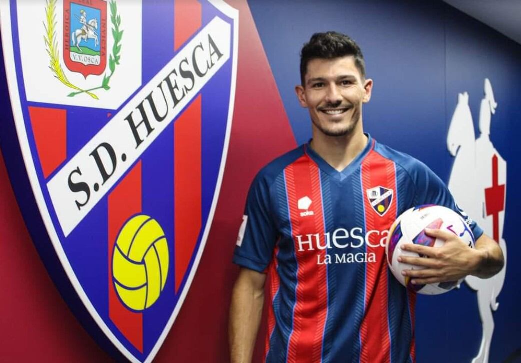 Miguel Loureiro en su presentación como nuevo jugador de la SD Huesca