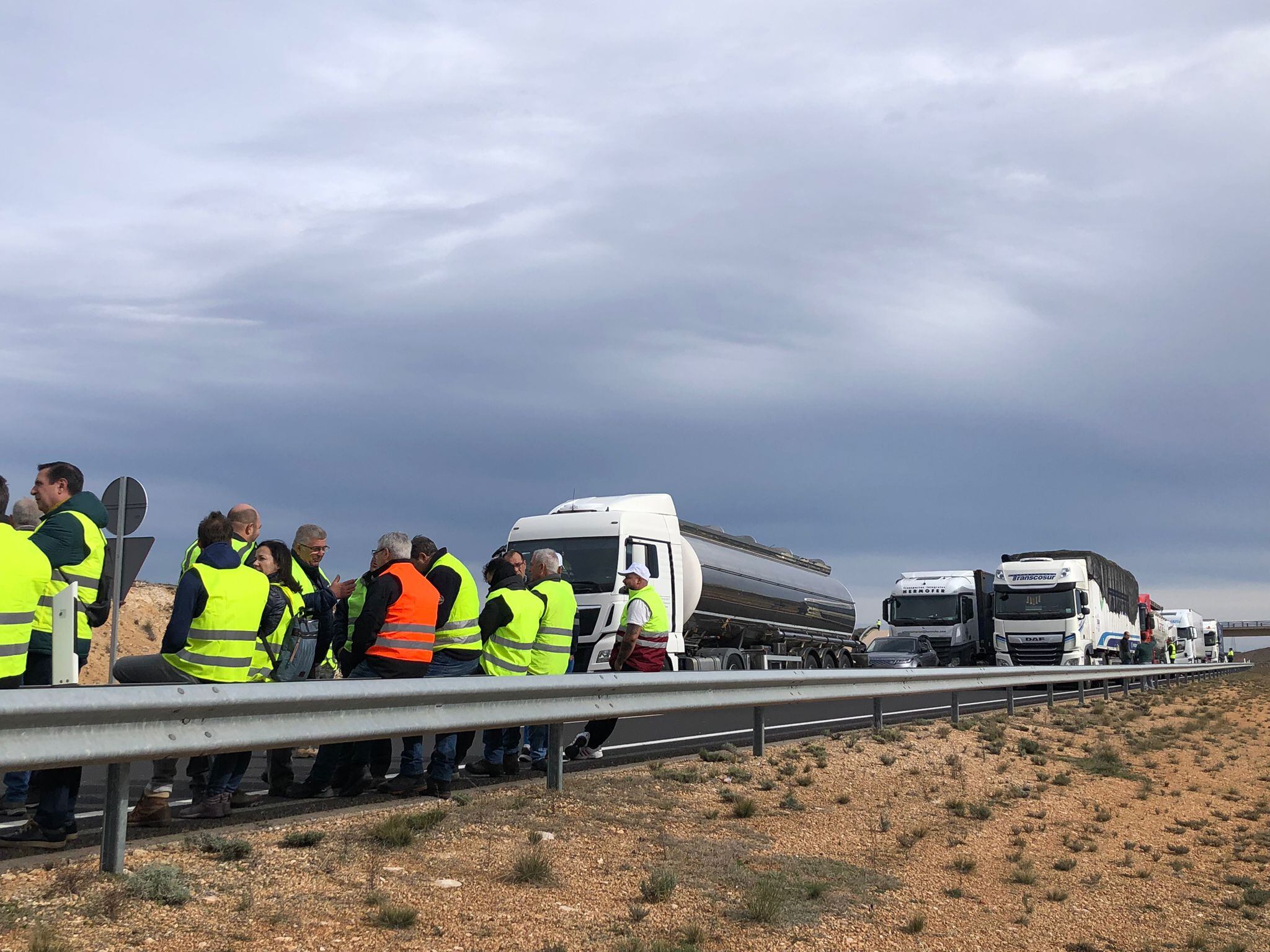 Los agricultores se manifiestan cortando la A-43 a la altura de Villar de Cantos (Cuenca)