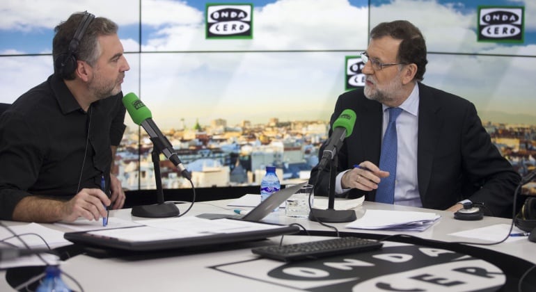 El presidente del Gobierno, Mariano Rajoy, durante la entrevista que ha ofrecido este jueves en el programa 'Más de uno' de Onda Cero.