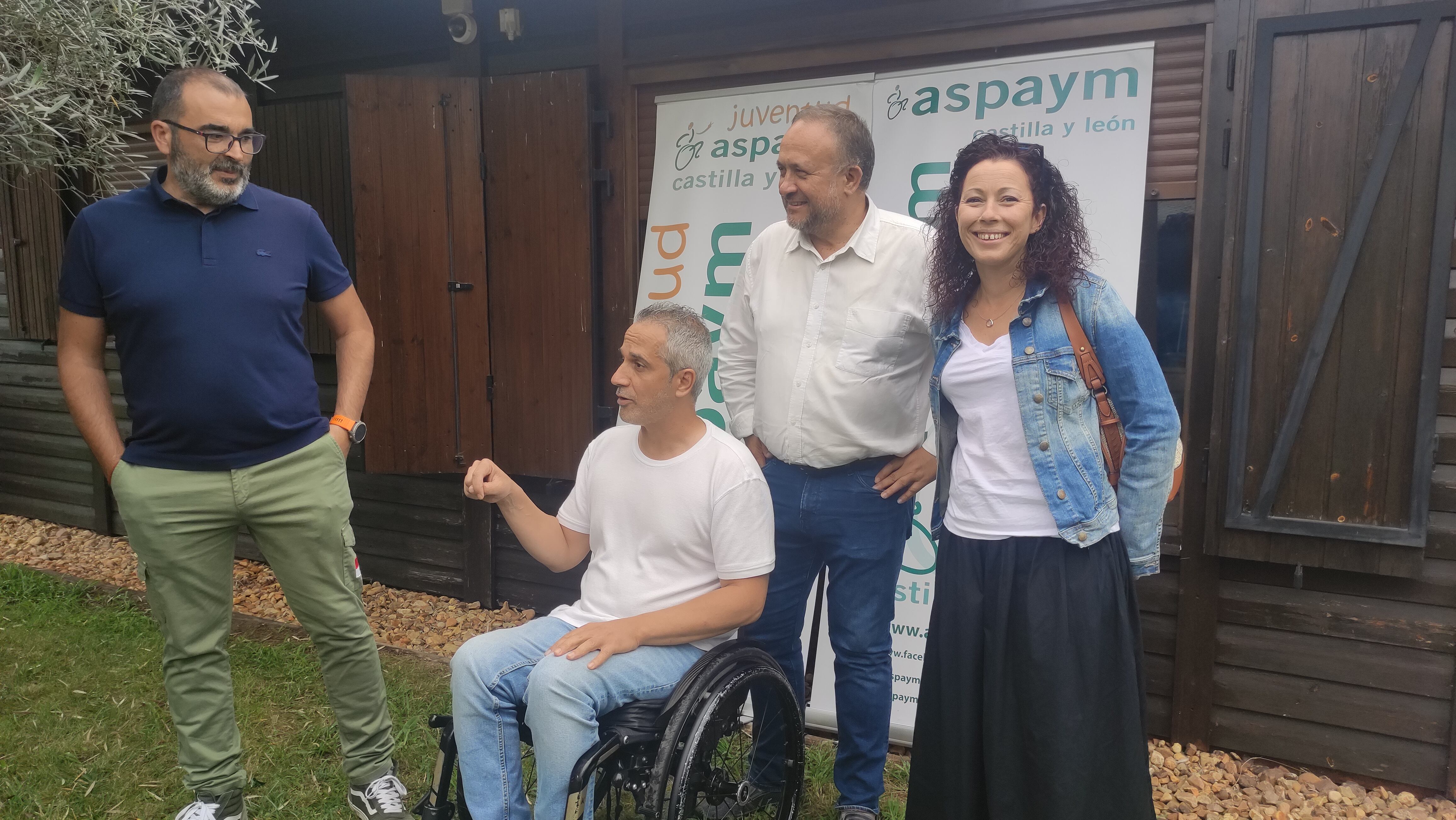 De izq. a dcha., el alcalde de Cubillos, José Antonio Cuellas, el presidente de ASPAYM-CYL, Ángel de  Propios, el presidente de la Diputación, Gerardo Álvarez Courel y la diputada de Derechos Sociales, Carolina López