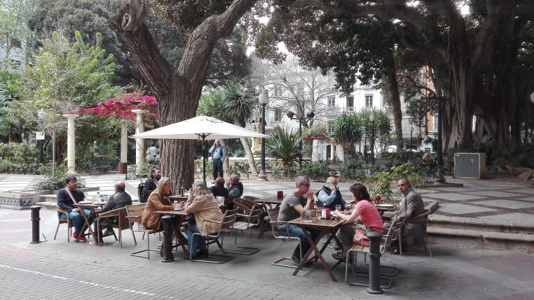 Veladores instalados en los laterales de la plaza Gabriel Miró.