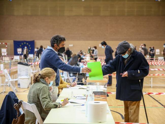 Un hombre acude a votar al colegio