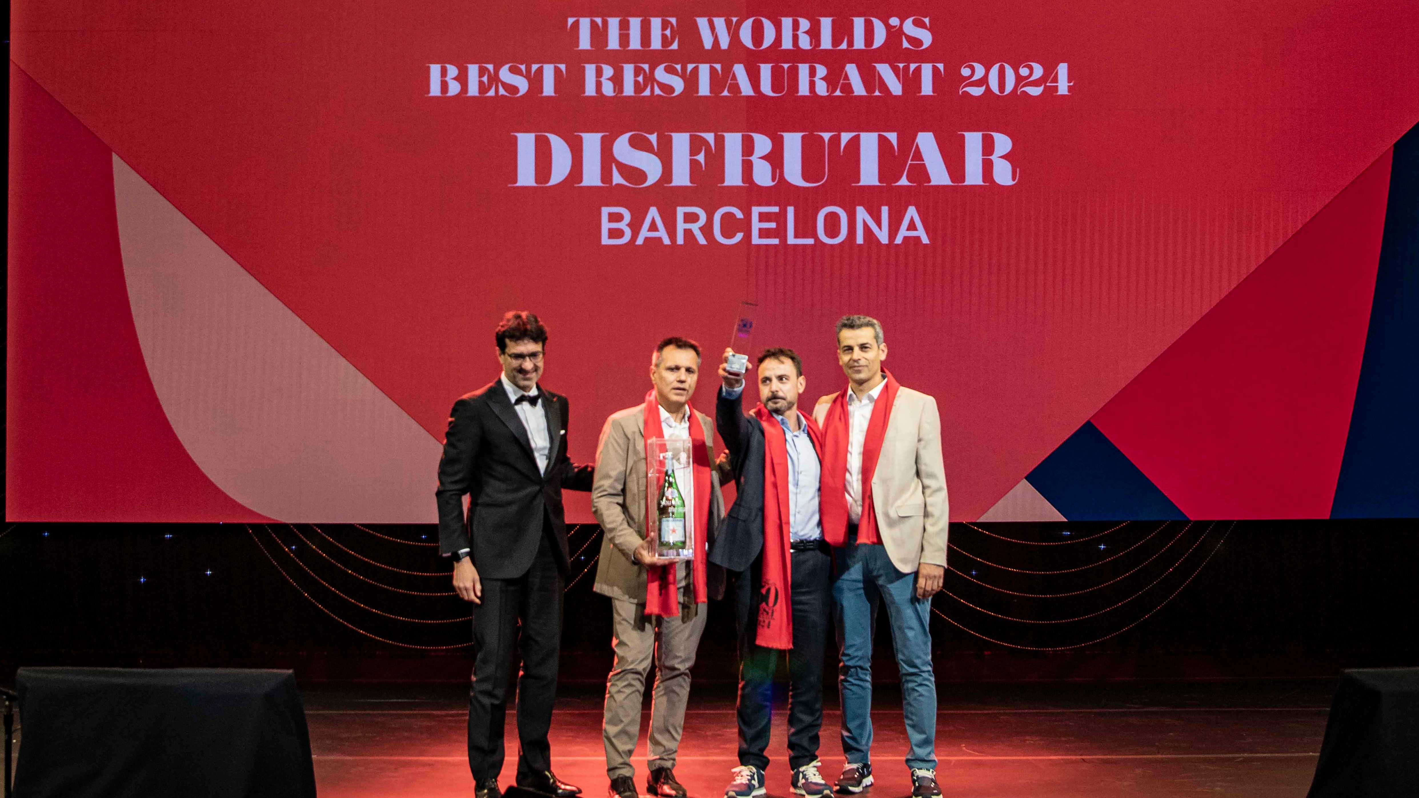 Los chefs de Disfrutar, Oriol Castro, Eduard Xatruch y Mateu Casañas, recogiendo el galardón que les reconoce como número 1 del mundo, según 50 Best.