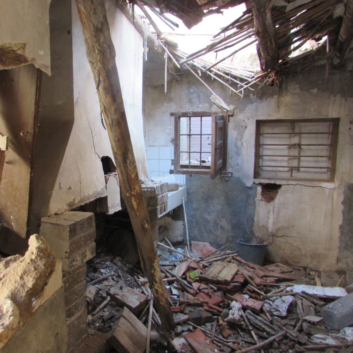 El Ayuntamiento demolerá parte de una vivienda del barrio lorquino de San Cristóbal por su estado ruinoso