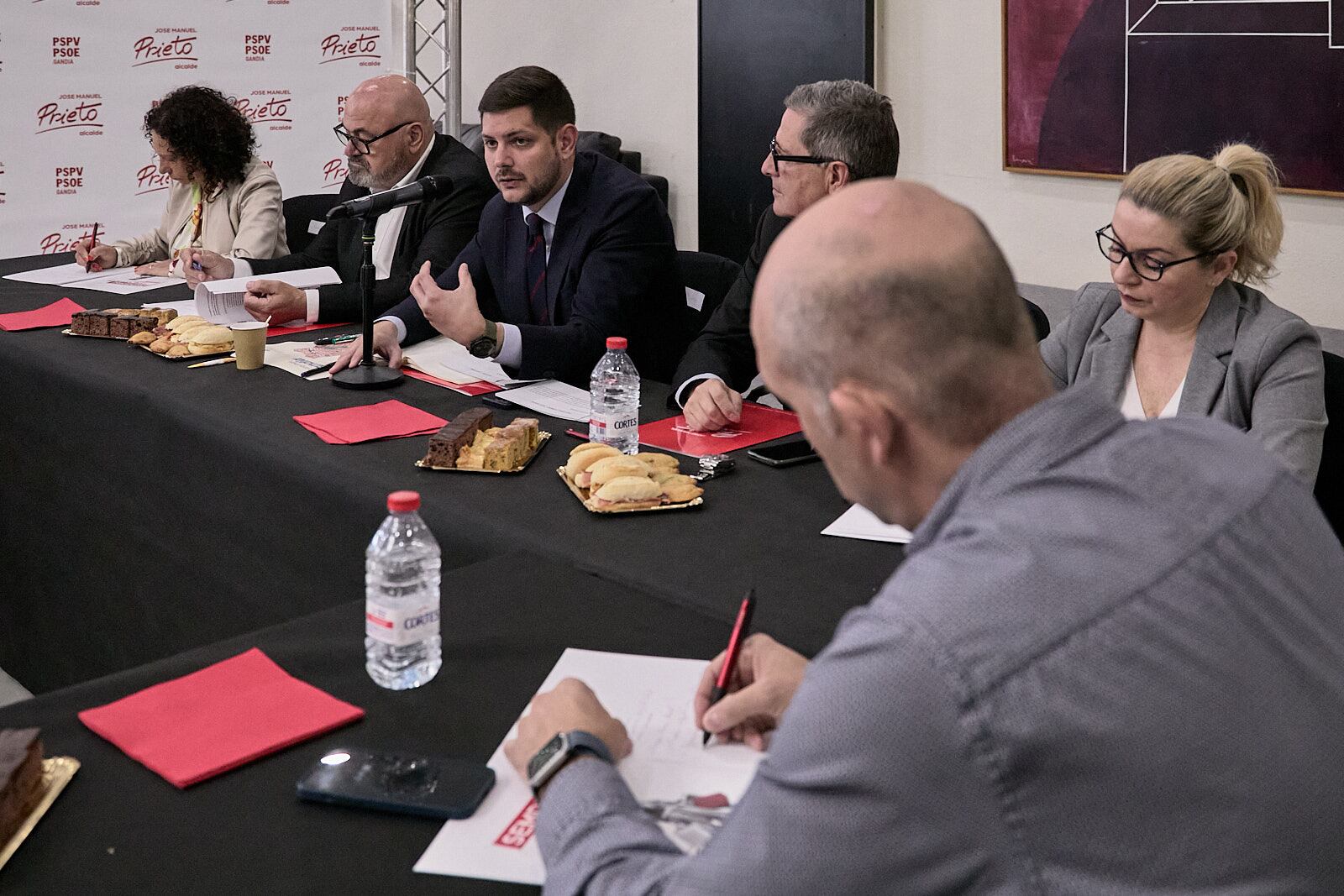 El candidato a la alcaldía de Gandia por el PSPV, José Manuel Prieto, durante el encuentro con el tejido empresarial.