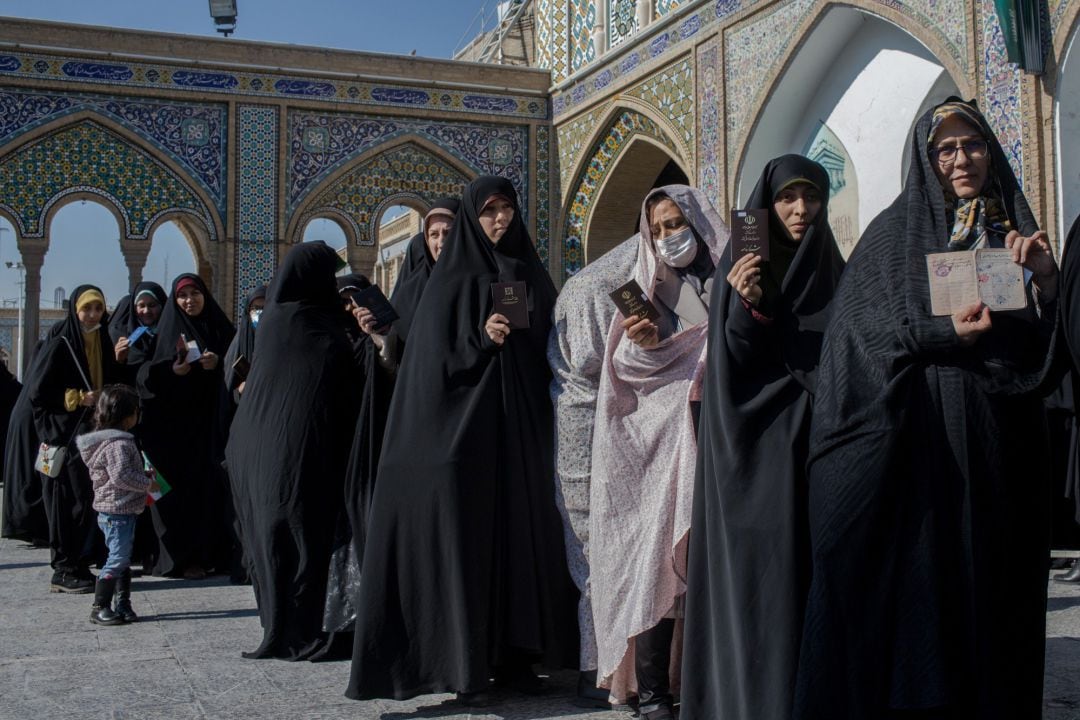 Las mujeres hacen cola para emitir sus votos en Teheran. Algunas de ellas llevan máscaras después de la noticia del brote de coronavirus