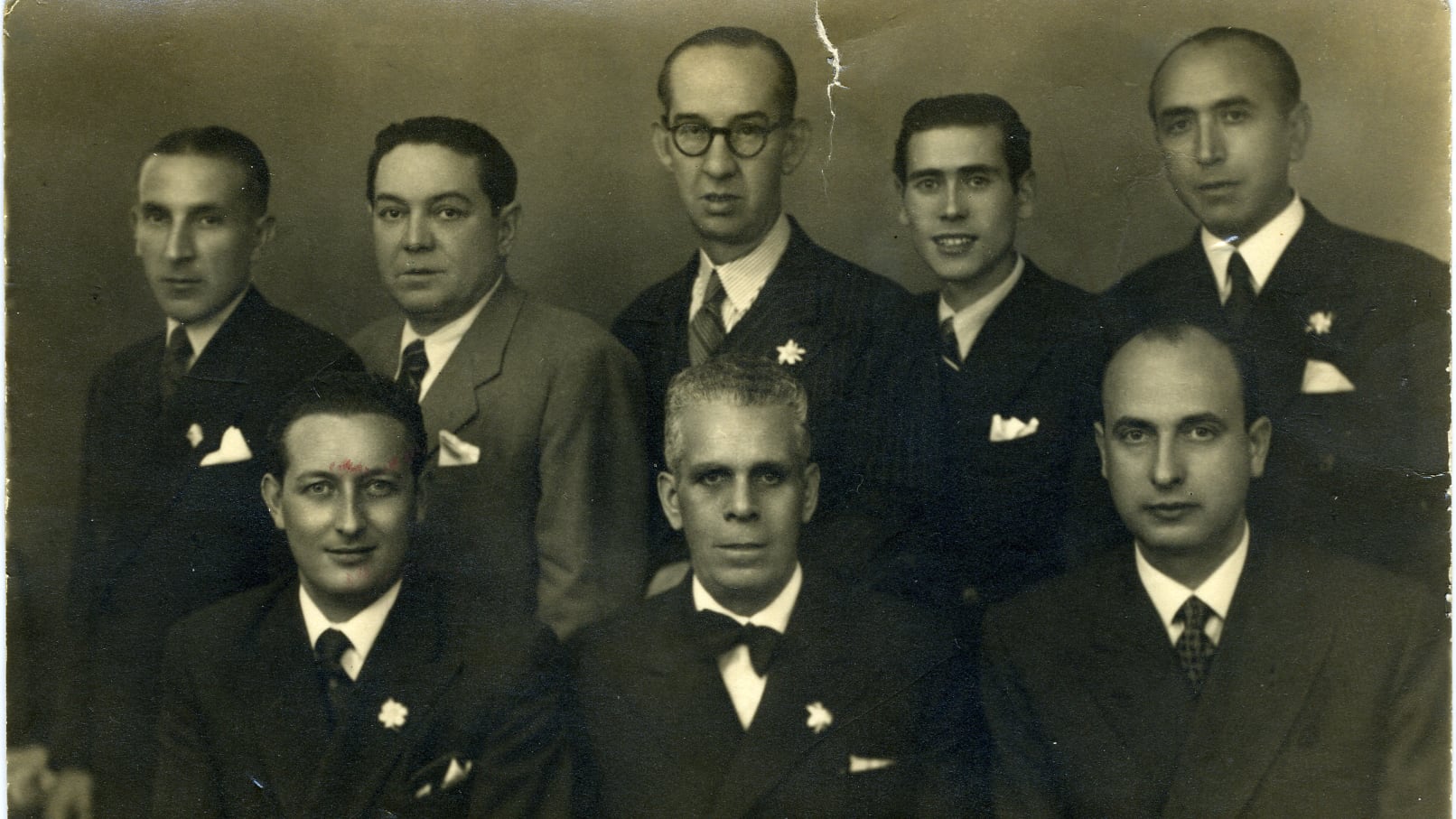 A. Esteve Orgilés, J.º Jerónimo Guill y J. M.ª Jerónimo, detrás de los viajantes de la fábrica, en un momento de encuentro y colaboración.