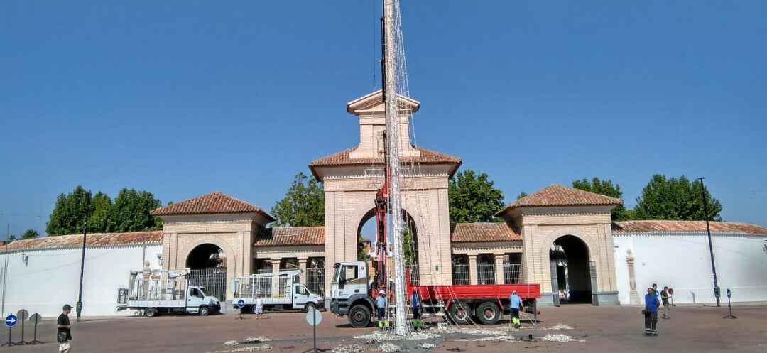 Los operarios empiezan a montar la iluminación de la Feria 2019