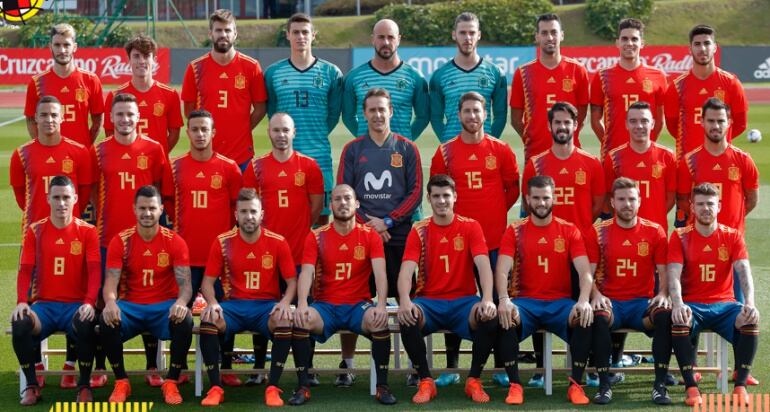 Los jugadores de la Selección Española con la polémica camiseta de Adidas