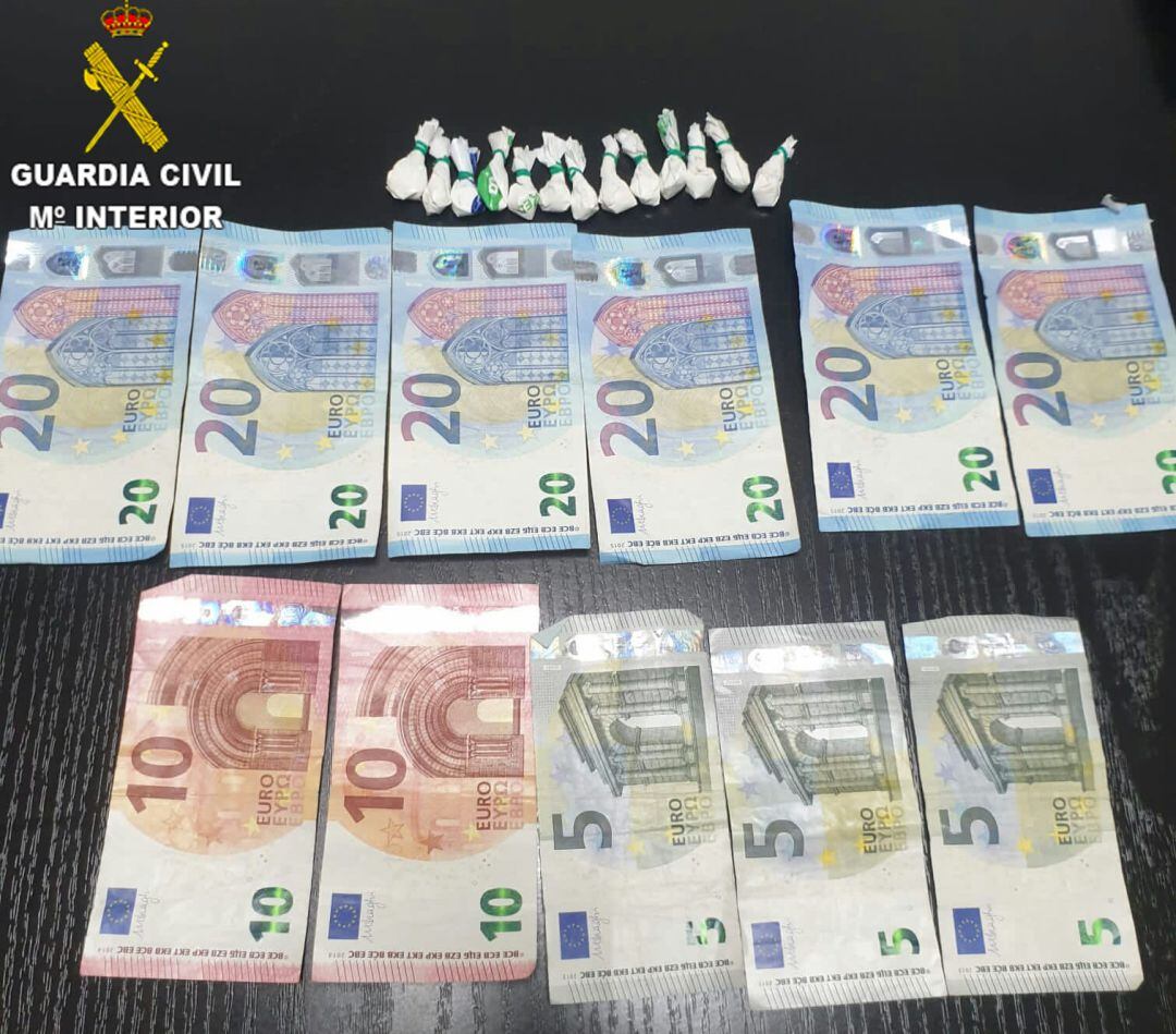 Droga y dinero que llevaba la conductora detenida en Oliva 