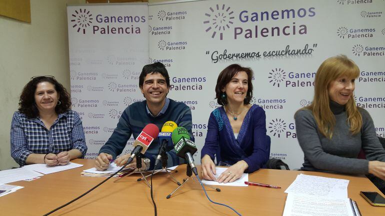 Representantes de Ganemos informan de sus gastos e ingresos en rueda de presa.