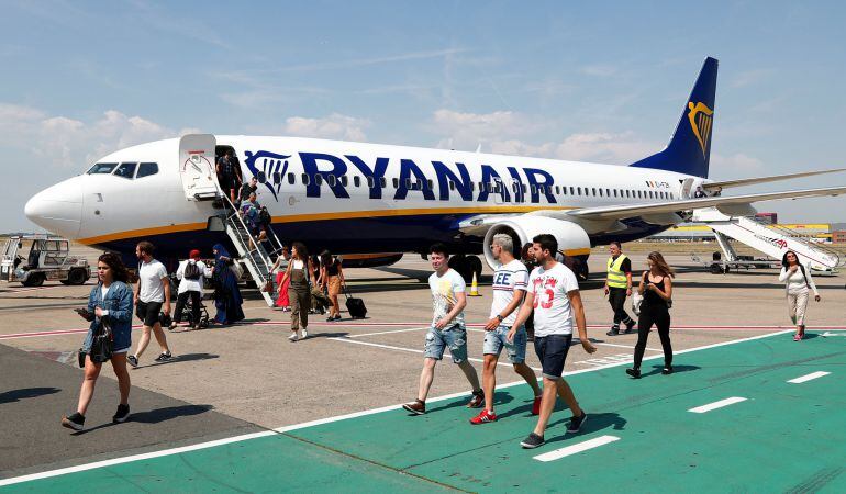 Varios pasajeros desembarcan de un vuelo de Ryanair