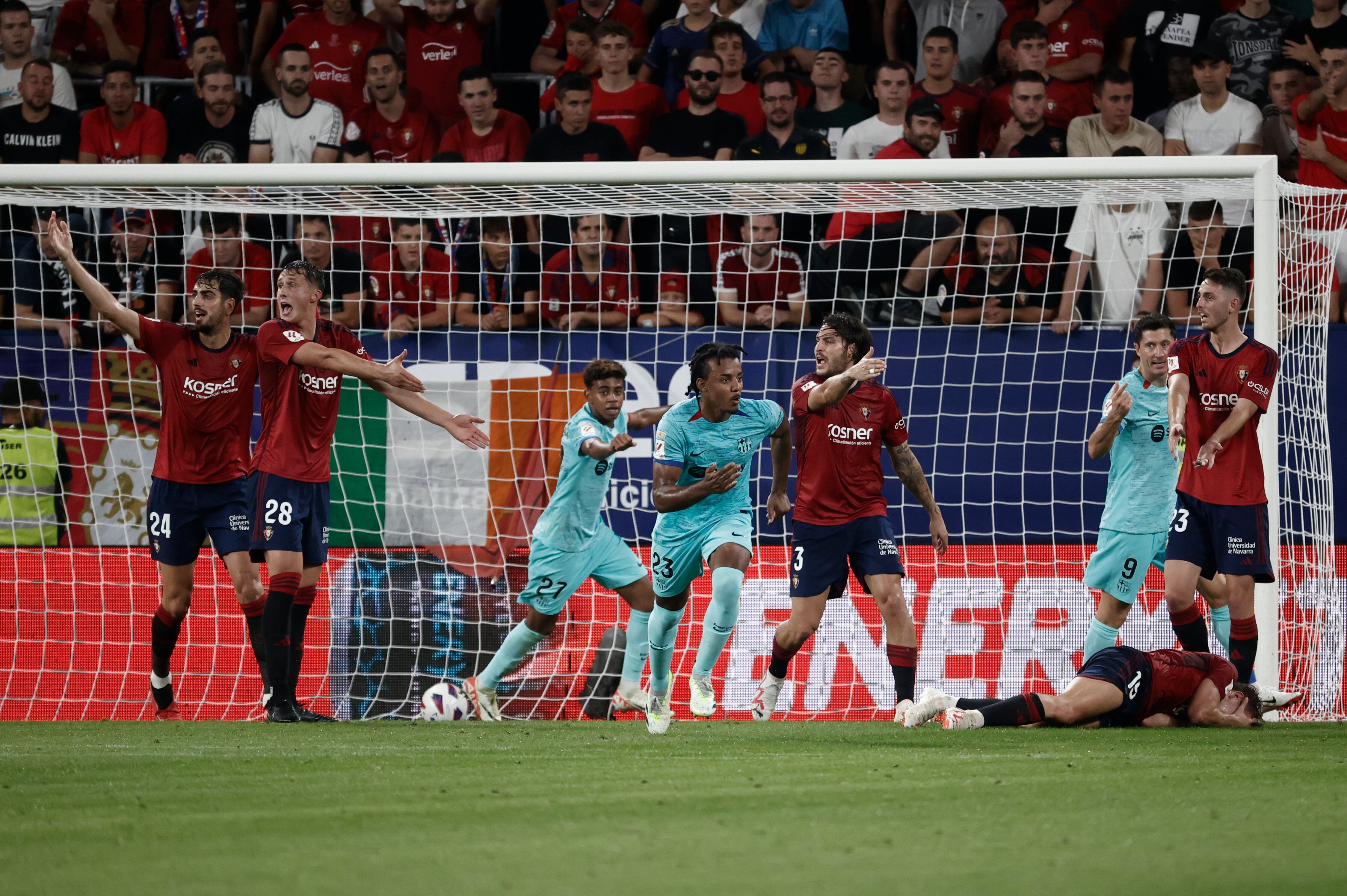 Los jugadores de Osasuna protestan la jugada del primer gol del Barça en el Sadar