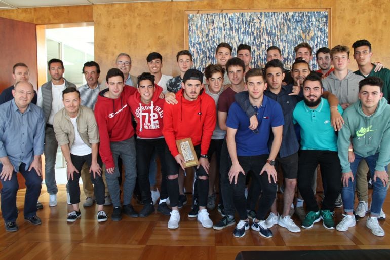 Casañ con el equipo que logró el ascenso a División de Honor Juvenil