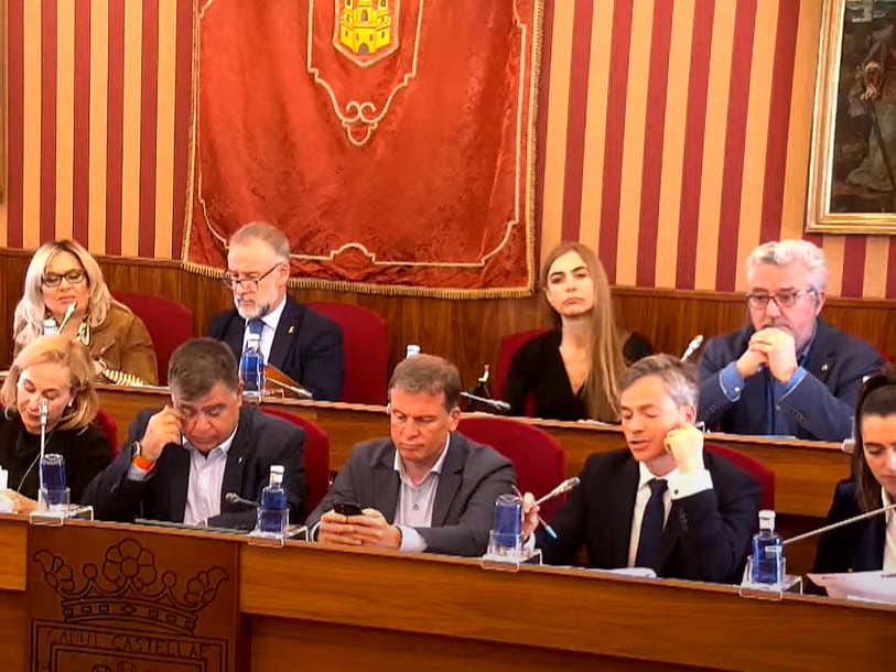 Bancada de PP y Vox en el salón de plenos del Ayuntamiento de Burgos