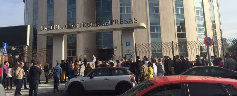Los trabajadores a las puertas del centro de empresas tras la evacuación