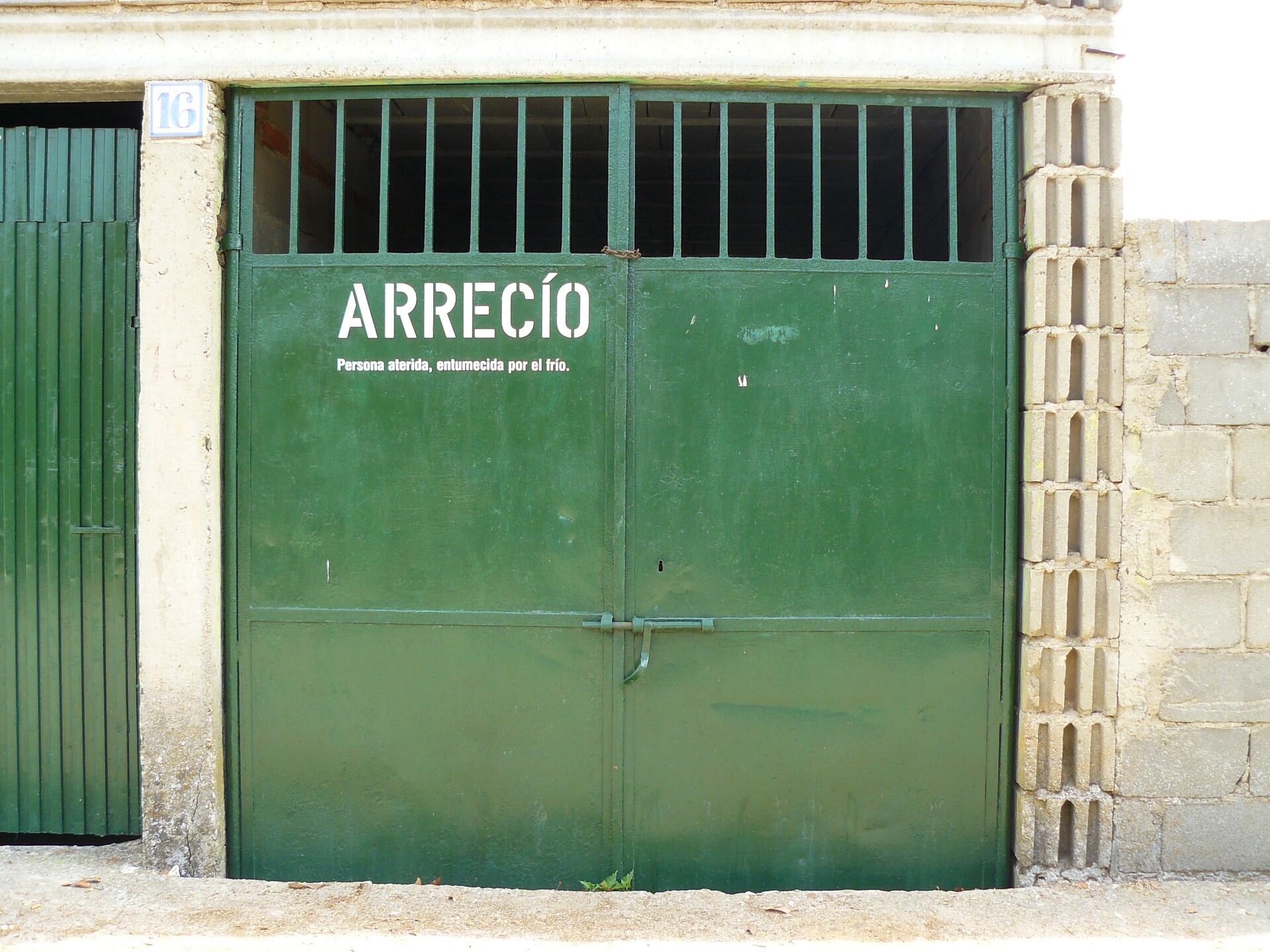 Una de las palabras que se pueden leer al recorrer las calles de Aldeanueva de San Bartolomé