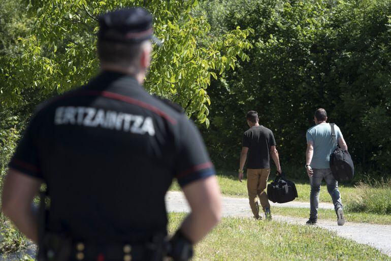 Efectivos de la Ertzaintza durante la búsqueda de la mujer en el río Zadorra