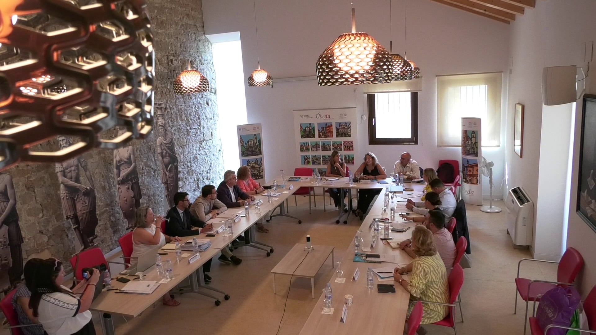 La Sala de Juntas de la Oficina de Turismo de Úbeda, en el transcurso de una de las Comisiones informativas del GCCPHE
