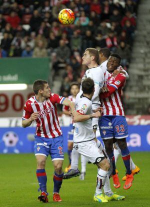 GRA624. GIJÓN. 06/02/2016.- El jugado del Sporting Dani Ndi (d) y del Deportivo de la Coruña Bergantiños (2d) luchan el balón durante el partido de la jornada 23 de la Liga en Primera División que se juega esta noche en el estadio de El Molinón, en Gijón.