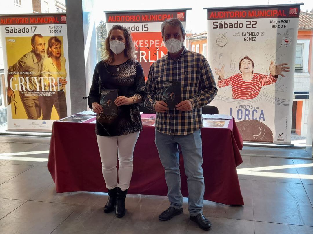 La edil y el coordinador cultural del Ayuntamiento presentan la programación teatral