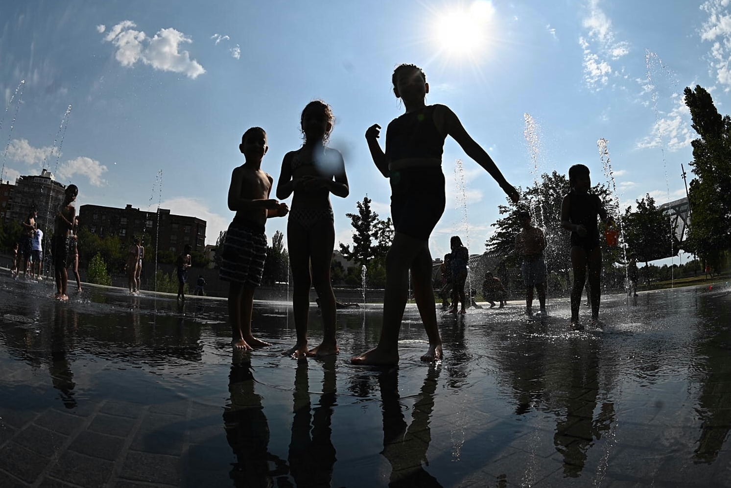 Varios niños refrescándose en Madrid Río. Archivo.