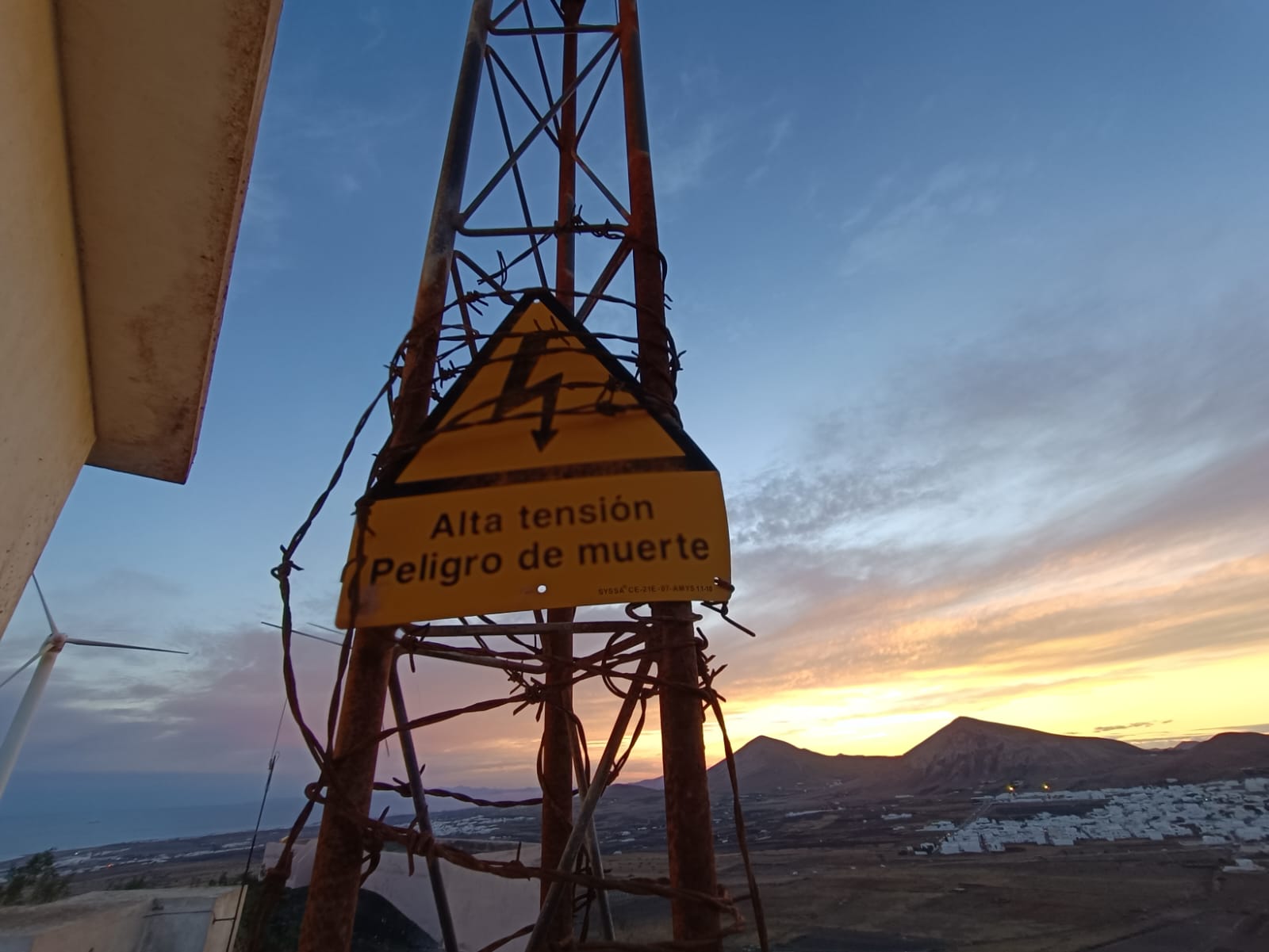 Estado de una de las torres de alta tensión en el parque eólico de Montaña Mina.