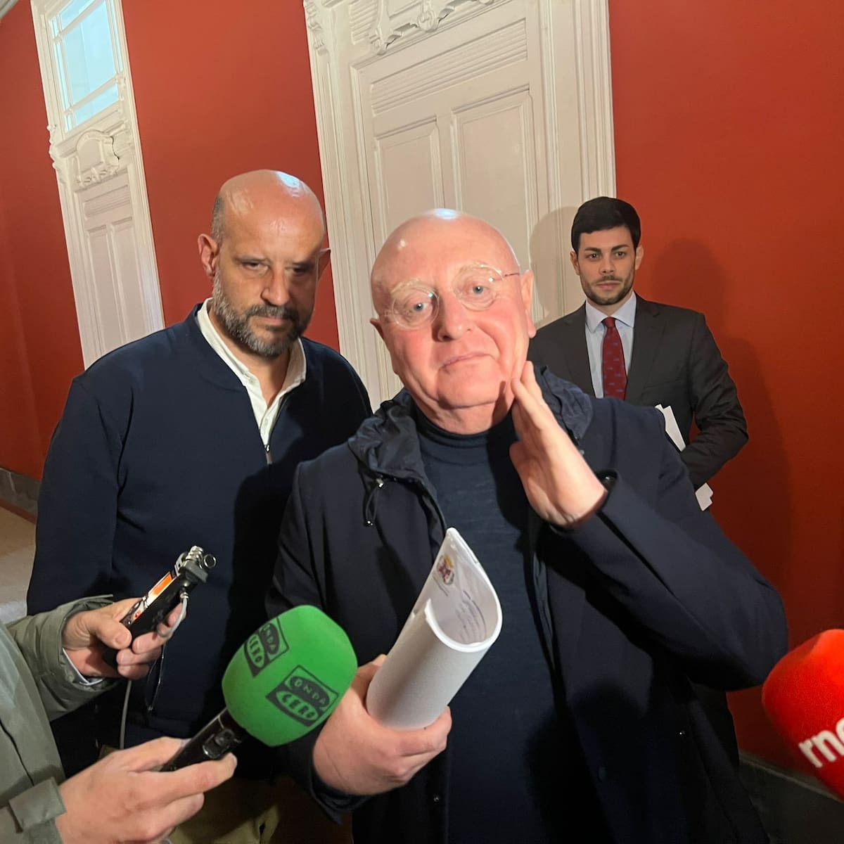 Diego Salinas no acude al pleno municipal y la mayoría la decide el voto de calidad de la alcaldesa