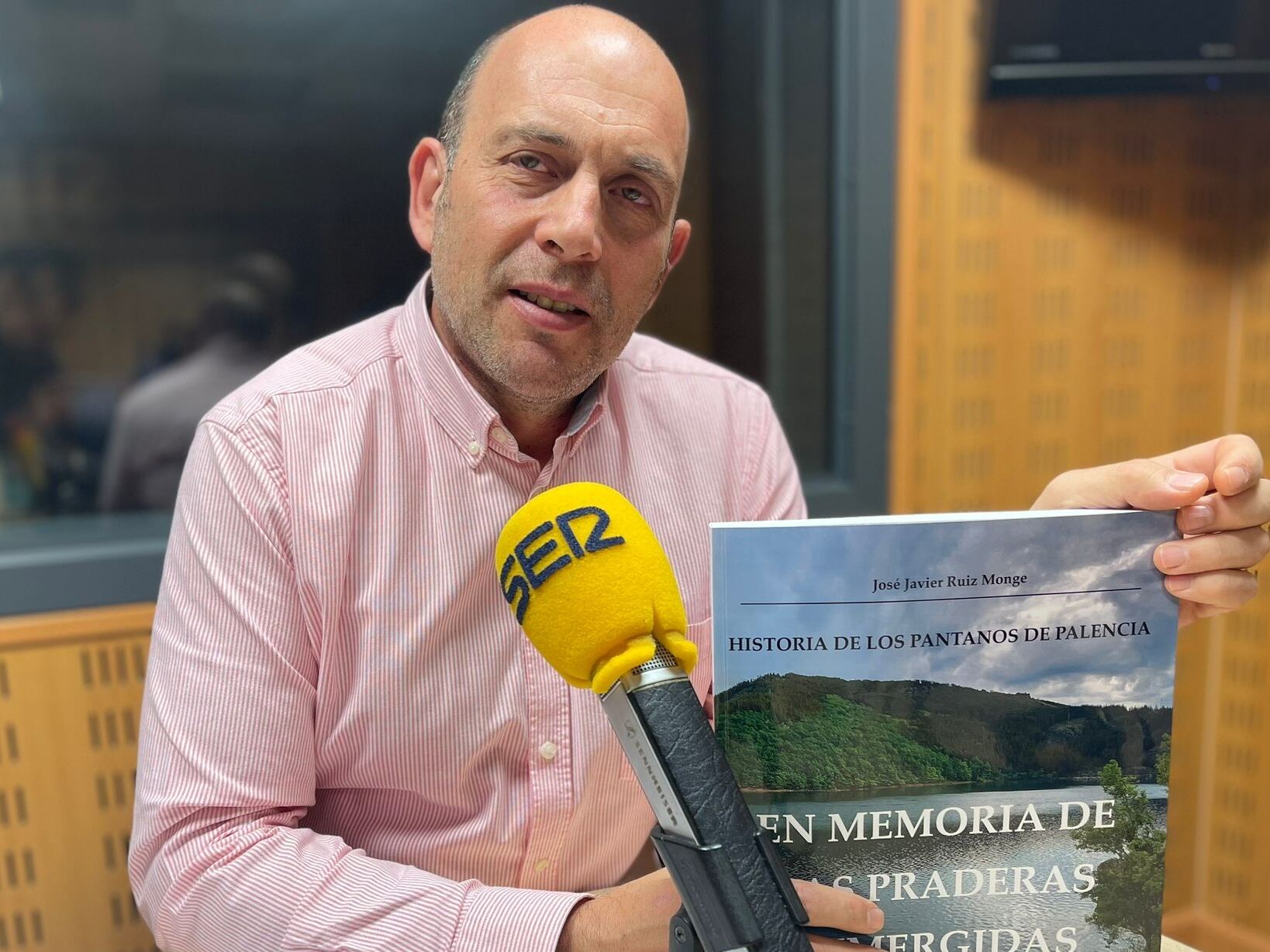 Javier Ruiz Monge con su libro Historia de los pantanos de Palencia: en memoria de las praderas sumergidas