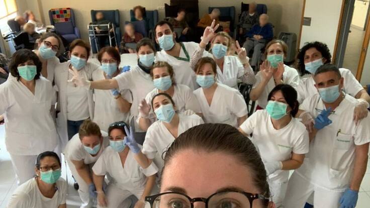 Pepi Martínez y Carmen Nistal, directoras de las residencias de Rafelbunyol y Benissanó, muestran su alegría por recibir la vacuna contra el coronavirus