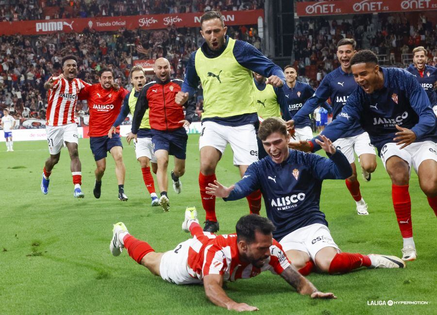 Jugadores y técnicos del Sporting se lanzan sobre Pablo Insua en la celebración del gol del empate contra el Zaragoza.
