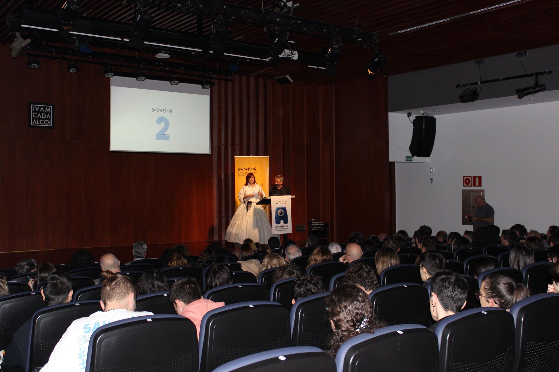 Un instante del acto de inauguración de la segunda edición del festival Animalcoi