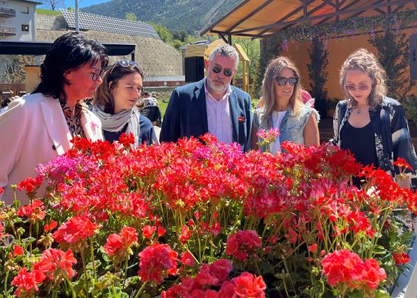 La cònsol major, Eva Sansa, durant la inauguració de la 30a edició de la fira mercat de la planta i la flora de la Massana