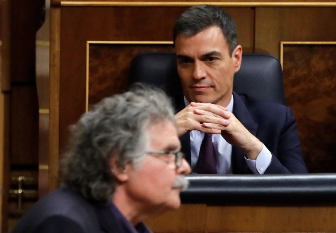 El portavoz de ERC en el Congreso, Joan Tardá, pasa ante el presidente del Gobierno, Pedro Sánchez