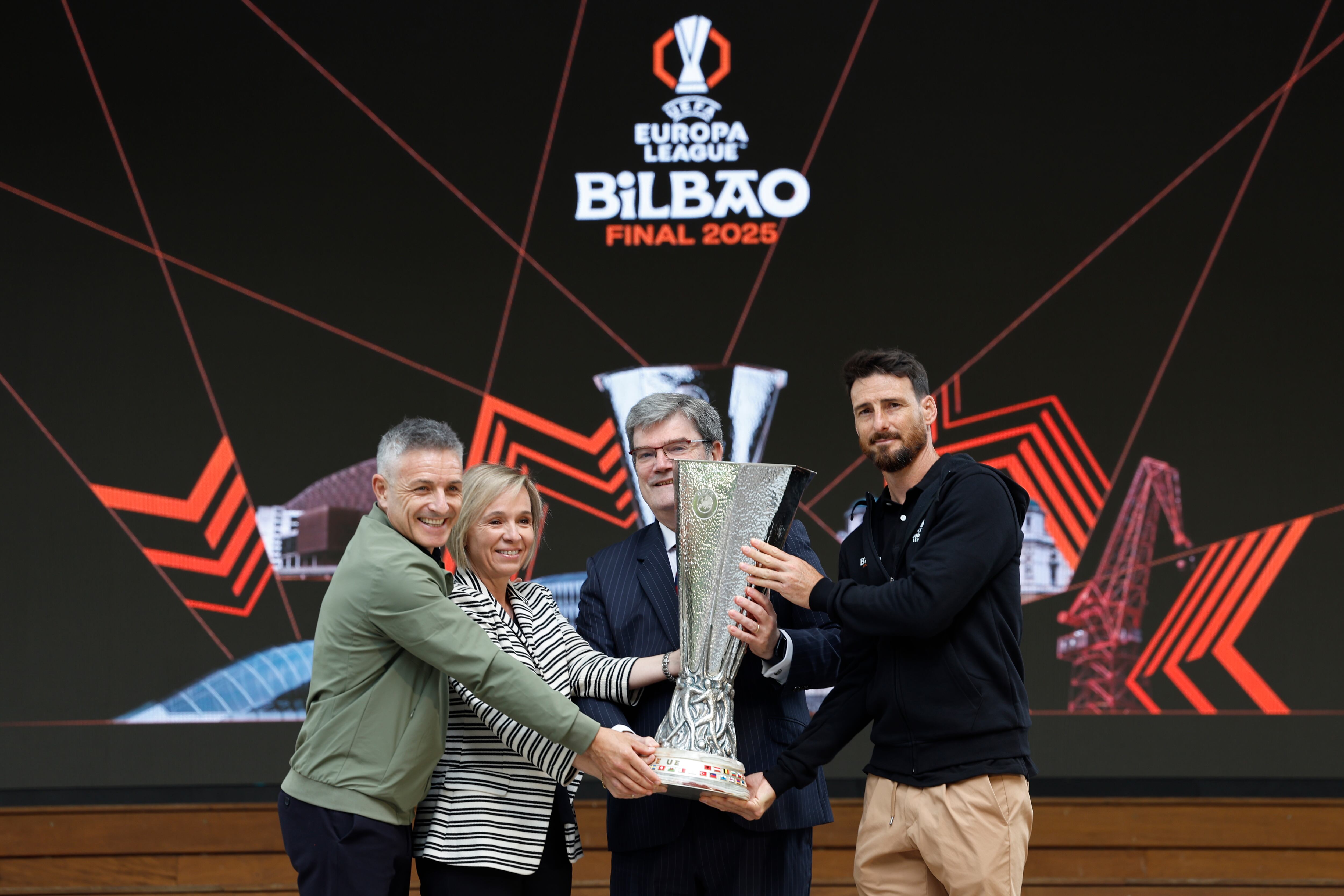 BILBAO, 20/05/2025.- El Alcalde de bilbao, Juan Mari Aburto (2d), y el exjugador del Athletic Aritz Aduriz (d), embajador de la UEFA para esta edición, han participado este martes junto a otros representantes institucionales en la apertura del Fan Festival de la Final de la Europa League 2025 que se disputa el próximo miércoles en el estadio de San Mamés en Biblao. EFE/ Miguel Toña