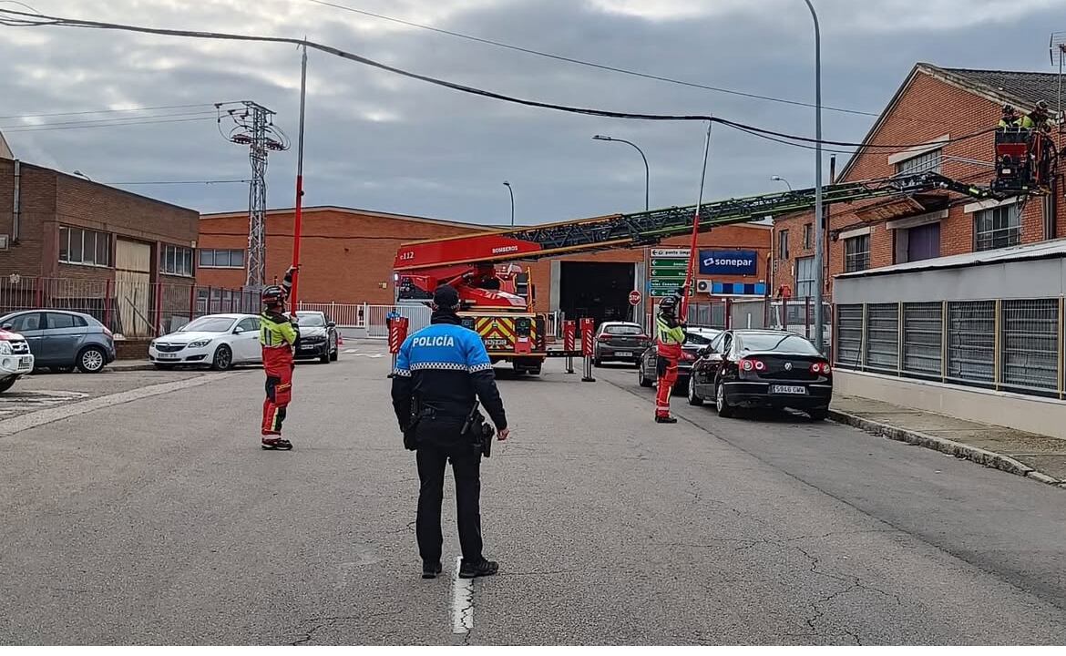 Los bomberos sujetan el tendido eléctrico para restablecer el tráfico