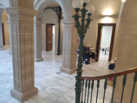 Tareas de mudanza al ayuntamiento de Linares.