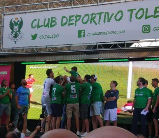 Manteo del niño en representación de la afición del Toledo