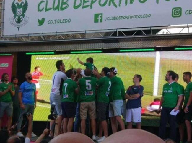 Manteo del niño en representación de la afición del Toledo