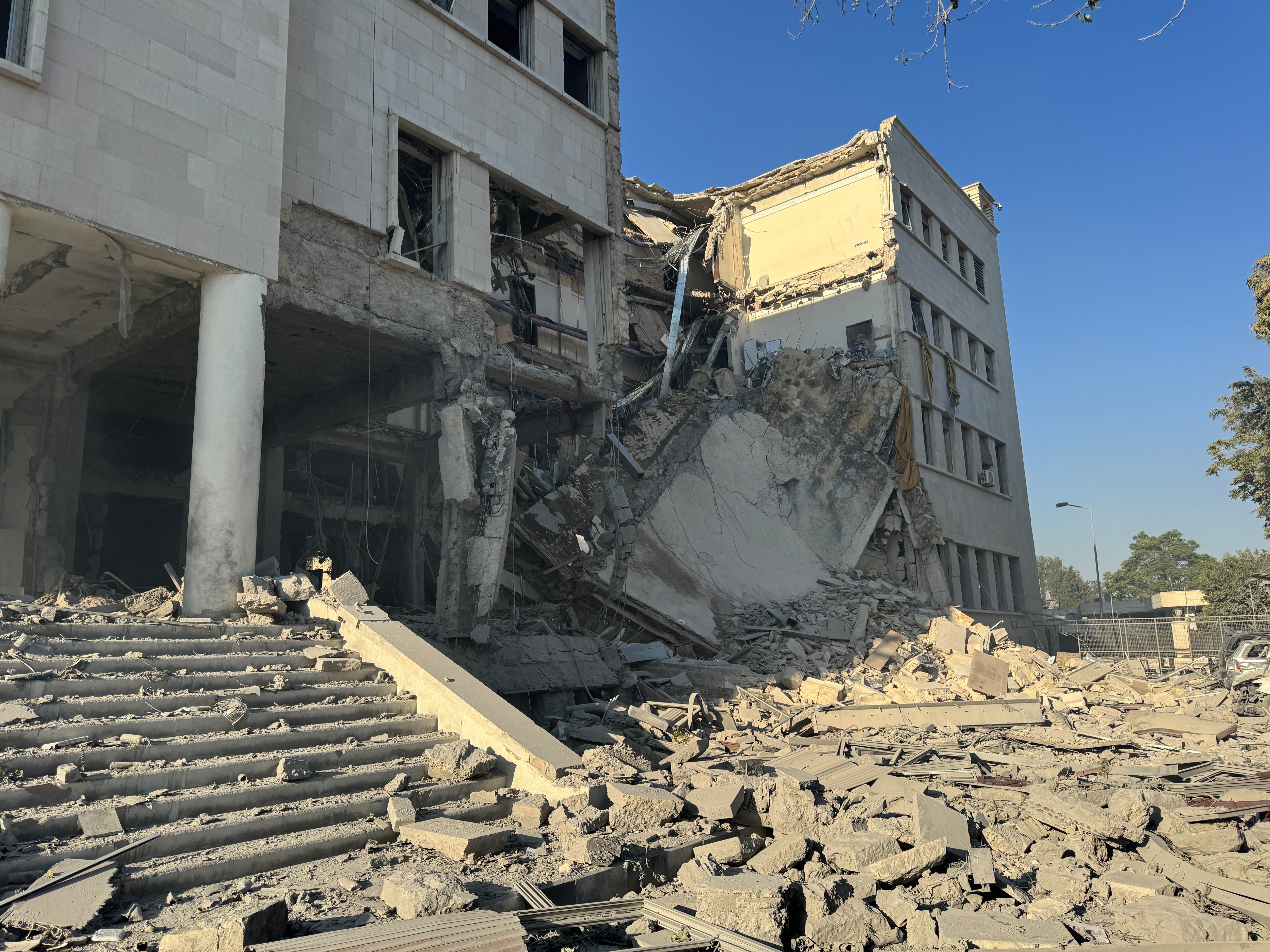 Daños en el ministerio sirio de Defensa tras el ataque de Israel.