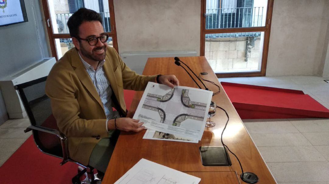 El edil Adrián Santos en rueda de prensa de Urbanismo