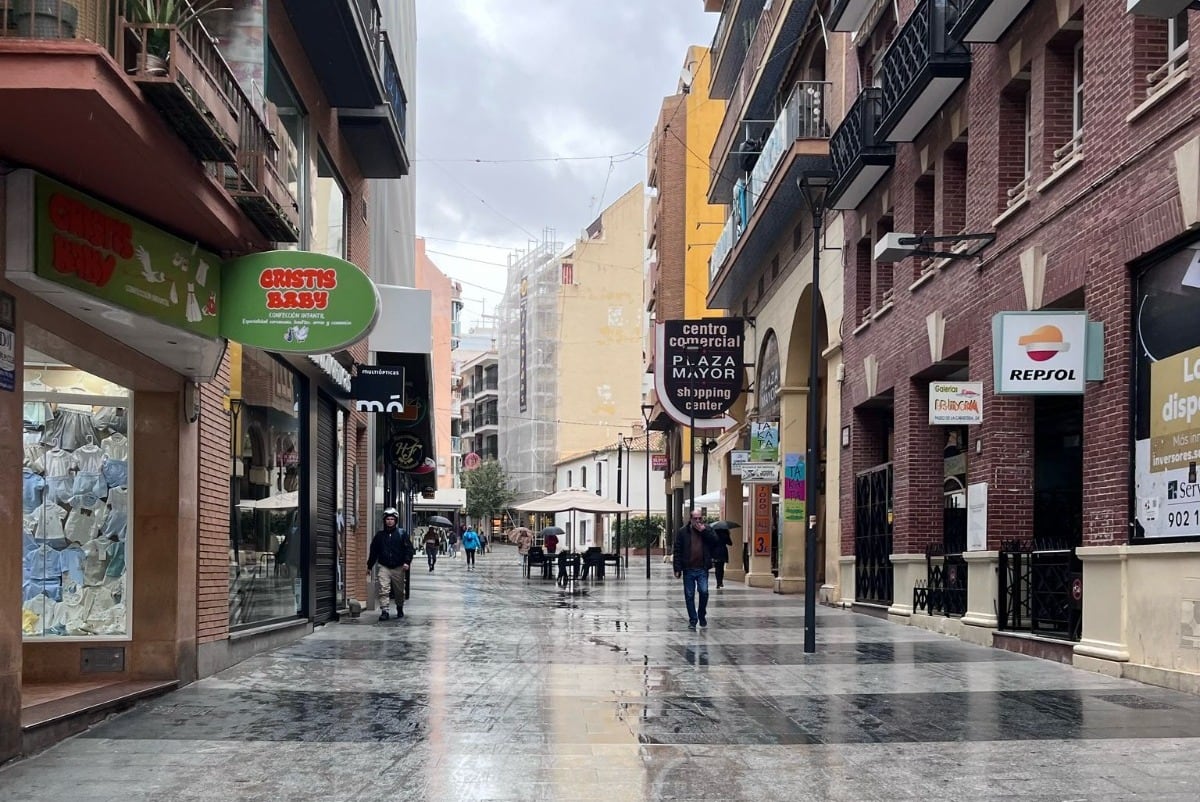 Ligera lluvia sobre la calle Tomás Ortuño, en el centro de Benidorm, este miércoles a primera hora