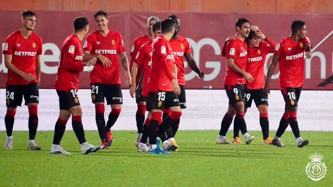 Los jugadores del Real Mallorca celebran un gol en Son Moix.
