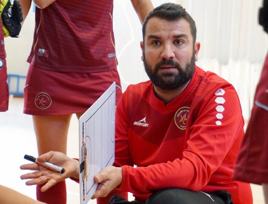 Foto reciente de Raúl Gómez dando instrucciones técnicas