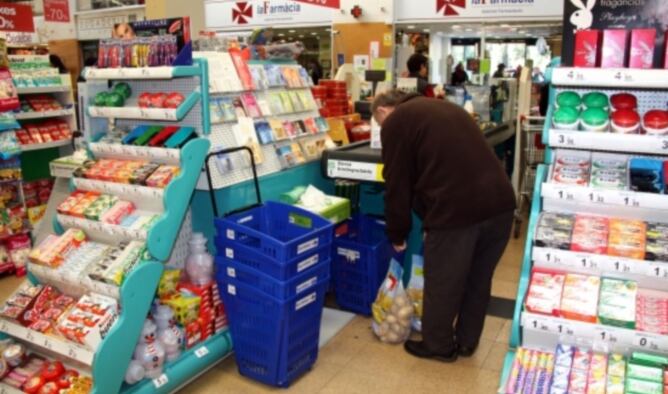 Imatge d'arxiu d'un home comprant