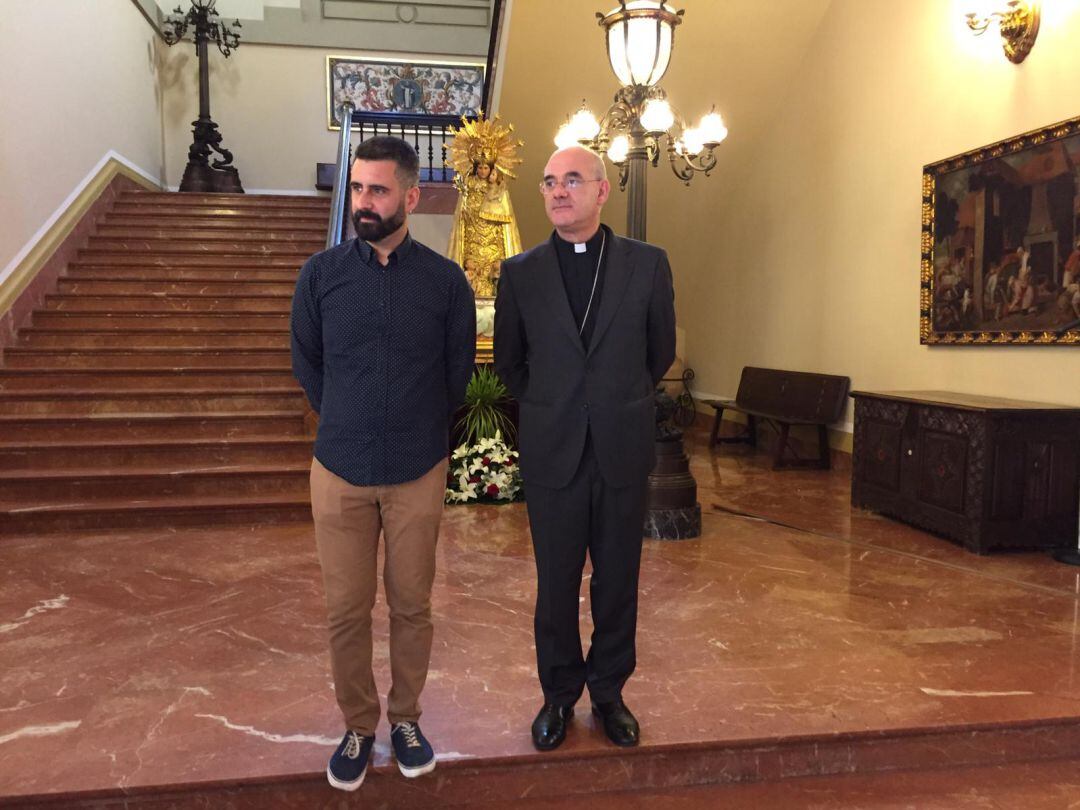 Pere Fuset y el Arcobispo auxiliar, Arturo Ros